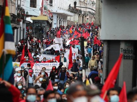 Equatorianos marcham em protesto contra carestia e arrocho do presidente