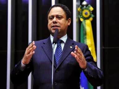 Estabelecer limites às criminosas fake news que corroem a saúde mental da população