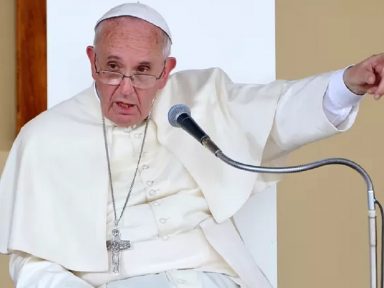 Papa condena excesso de gastos com armas: paz com desenvolvimento é única alternativa