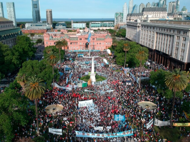 Argentinos celebram peronismo e pedem a suspensão dos pagamentos ao FMI