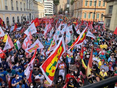 Manifestantes protestam contra Bolsonaro no centro de Porto Alegre