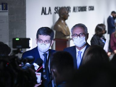 Acusação a Bolsonaro de crime no relatório final é inevitável, diz Randolfe
