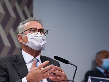 Relator da CPI rebate ataques do filho de Bolsonaro: “não afetam a CPI nem a mim”
