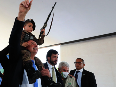 Sociedade de Pediatria repudia exposição de criança com réplica de fuzil por Bolsonaro