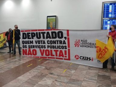 Servidores recebem parlamentares com protesto contra desmonte dos serviços públicos