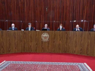 Ministros do TSE apontam crime, negam pedido de cassação, mas prometem punir fake news