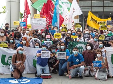 Estudantes protestam contra o atraso de 60 mil bolsas permanência