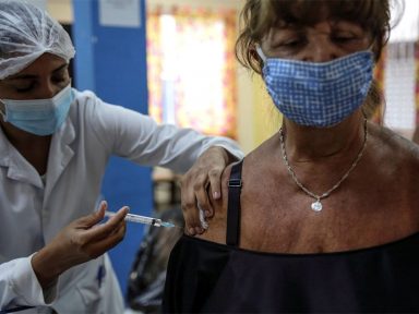 Apesar de Bolsonaro, mais de 50% da população já está imunizada contra a Covid