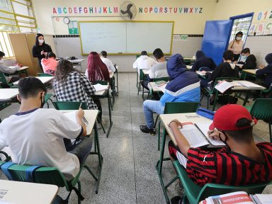 Com menor número de internações desde 2020, São Paulo retoma 100% do ensino presencial
