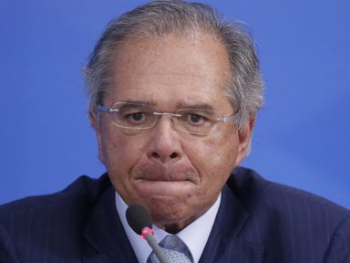 Plenário da Câmara exige explicações de Guedes sobre conta milionária no exterior