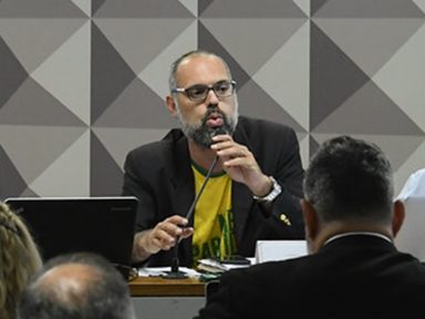 Foragido nos EUA, Allan dos Santos tenta se livrar da prisão com recurso ao STF que ele agride