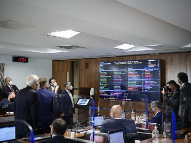 Com placar apertado, CCJ do Senado aprova a ‘PEC das Pedaladas’