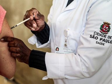 Cidade de São Paulo derrota o negacionismo e vacina 99% da população adulta com as duas doses