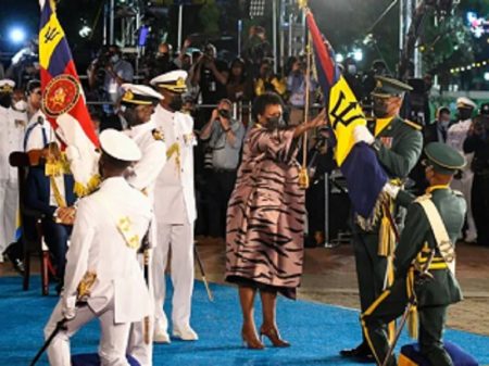 Proclamada a República, a ilha de Barbados se liberta do colonialismo inglês