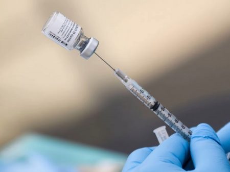 Estudo mostra que eficácia das vacinas Pfizer e Jansen cai a menos da metade após 6 meses