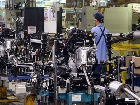 Produção industrial recua 2,6% no ano