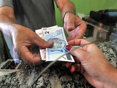 Juros consomem 12% da renda das famílias