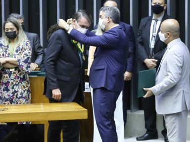 Bolsonaro é vaiado e chamado de “genocida” ao receber medalha na Câmara