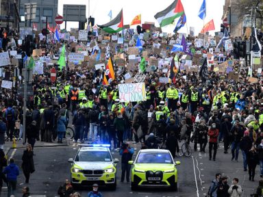 Multidão em Glasgow exige ‘justiça climática’ e diz que países centrais poluem mais