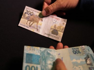 Juros e inflação deterioram renda das famílias