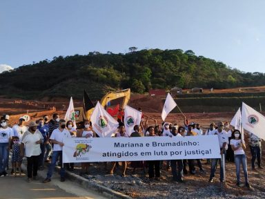 Ato em defesa dos atingidos marca os seis anos do crime da Samarco, Vale e BHP em Mariana