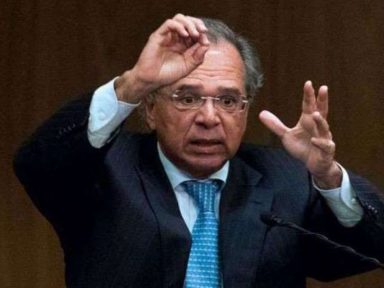 Guedes arrasa economia e tenta vender o Brasil