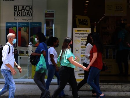 Black Friday: povo troca celular por comida
