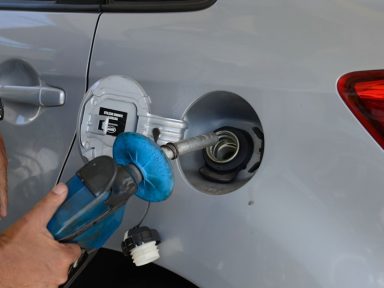 Preço da gasolina corrói 22% do salário mínimo