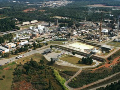 Governo entrega refinaria a canadenses