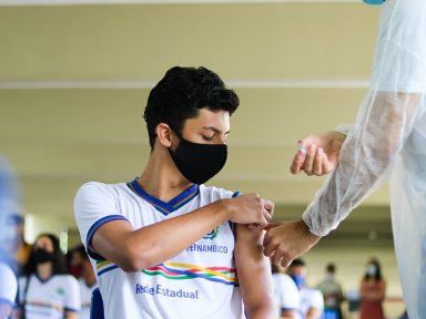 Recife leva vacinação de adolescentes para as escolas da rede municipal