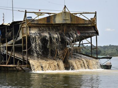 Governo Bolsonaro liberou licença para traficantes garimparem ouro na Amazônia