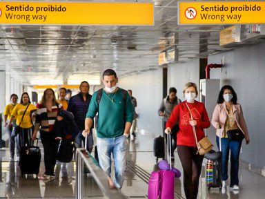 Especialistas criticam liberação do uso de máscaras em aviões e aeroportos pela Anvisa