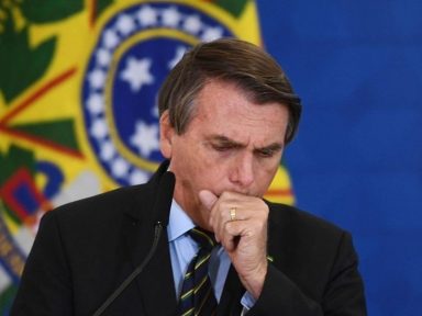 Sabotador da saúde dos brasileiros dissemina fake news contra as vacinas