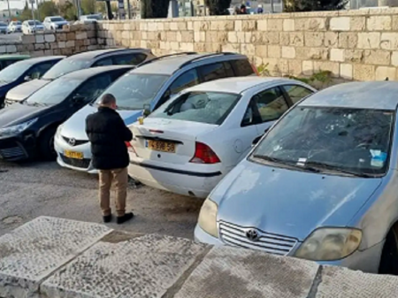 Gangue de extrema-direita vandaliza carros palestinos em Jerusalém