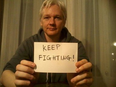 Cineasta Pilger: “Vamos resistir ao sequestro judicial do jornalista Assange pelos EUA”