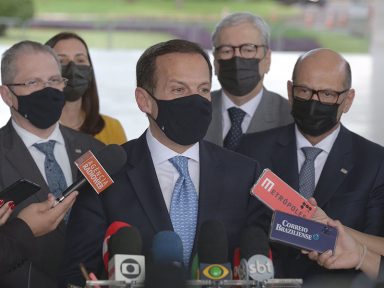 Após descaso de Bolsonaro com vacina, SP negocia com Pfizer doses para imunizar crianças