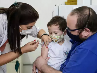 Fiocruz desmonta ataques de Bolsonaro e afirma que vacinação de crianças é estratégica