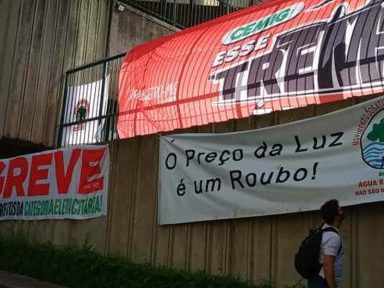 Em greve, eletricitários da Cemig protestam por reposição salarial