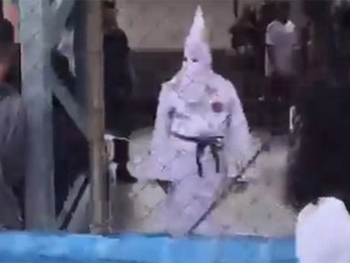 Homem vestido com roupa da Ku Klux Klan desfila em escola pública de SP e gera revolta