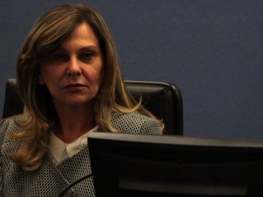 Lindôra não viu nada de mais nas agressões de Bolsonaro à Justiça Eleitoral na reunião com embaixadores