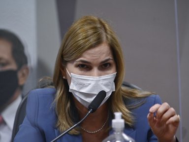 Capitã Cloroquina ataca vacinação das crianças, com aval de Eduardo Bolsonaro