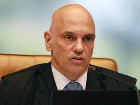 Moraes dá 48h para Bolsonaro explicar ameaças contra servidores da Anvisa