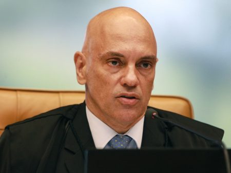 Moraes nega ação de Bolsonaro sobre rádios e denuncia tentativa de tumultuar eleição