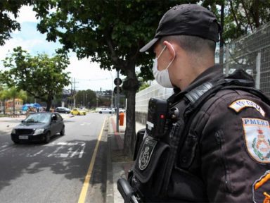 Polícia do Rio de Janeiro inicia uso de câmeras portáteis nas fardas no Réveillon