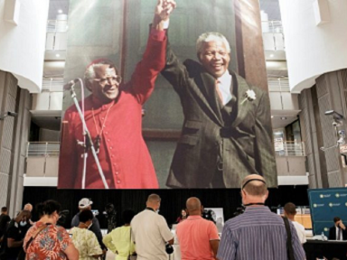 África do Sul homenageia Desmond Tutu, que lutou contra o apartheid ao lado de Mandela