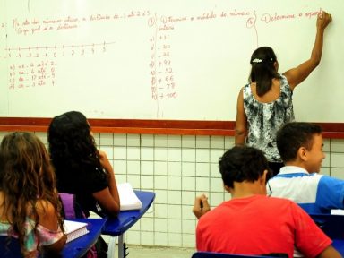 Governo do Maranhão reajusta salário de servidores e piso de professor passa a R$ 6,9 mil