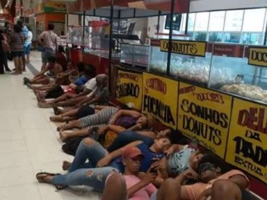 Famílias protestam em supermercados contra a fome