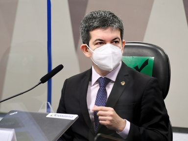 Randolfe Rodrigues receberá maior honraria da França por atuação na pandemia
