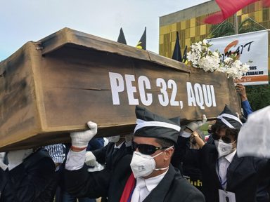 Servidores enterram PEC da destruição do funcionalismo durante ato em Brasília