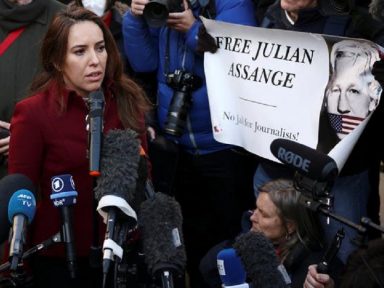 “Pressão dos EUA para extraditar Assange afronta liberdade de imprensa”, diz noiva do jornalista